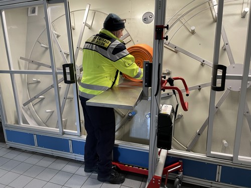 Feuerwehr-Wasserschlauch-Handling wird leicht mit Hebelift Lift&Drive130PRX