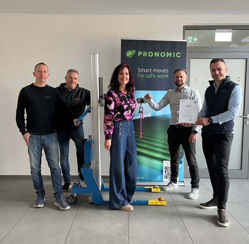 PRONOMIC Smart Moves for Safe Work, ein Teil des Mitarbeiterteams aus Kassel hier im Foto, freut sich über die Mitgliedschaft im Unternehmensnetzwerk Erfolgsfaktor Familie